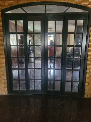 Vendo porta de madeira maçaramduba com caixonete