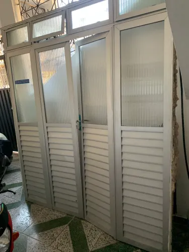 Porta de 2 metro de altura e 2,30 de largura