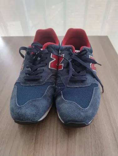 New Balance 373 em azul-marinho