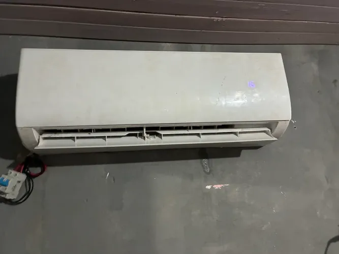 Vende- se ar condicionado split 12.000 Btu funcionando perfeitamente por 700 reais