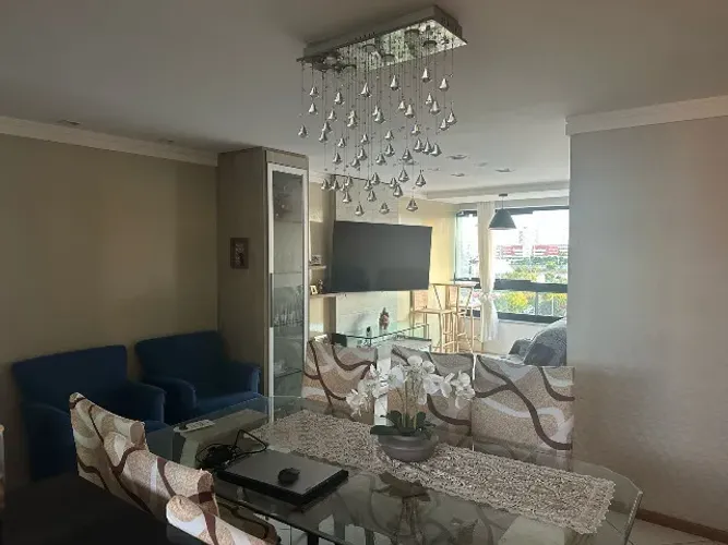 Quarto mobiliado completo com ar condicionado e cama de casal