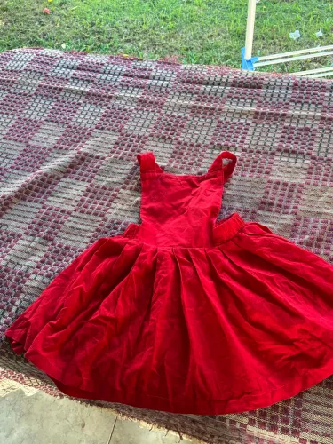 Vestidos sapatos e brinquedos até 8 anos