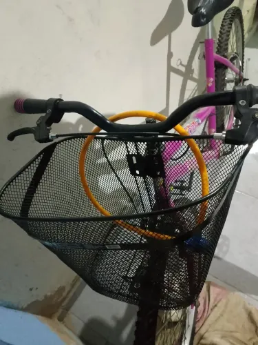 Vende-se uma bicicleta nova pouco usada