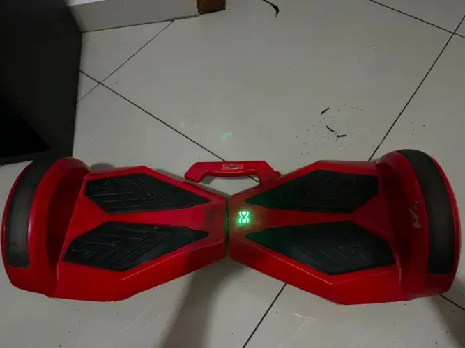 Hoverboard vermelho.