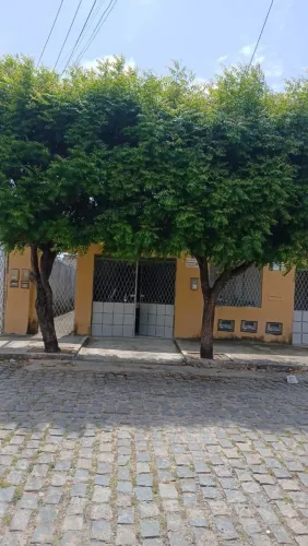 Vende-se casa grande com mais duas casas de aluguel atras