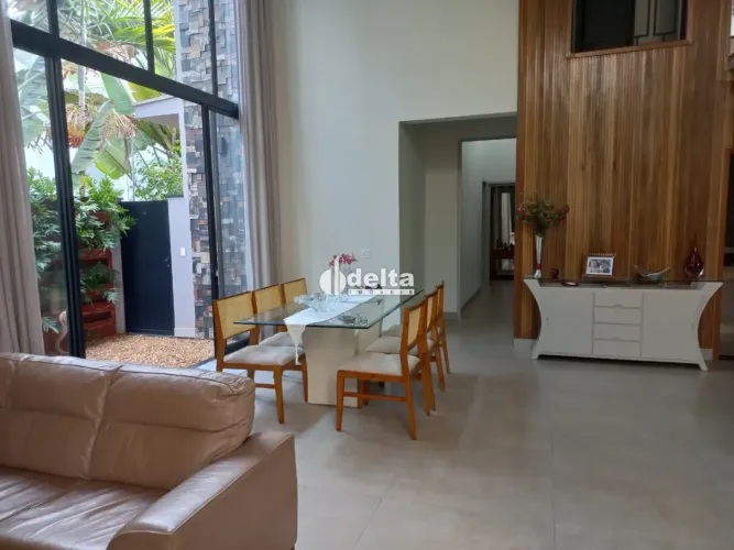 Casa em condomínio disponível para venda no bairro Nova Uberlândia em Uberlândia-MG.