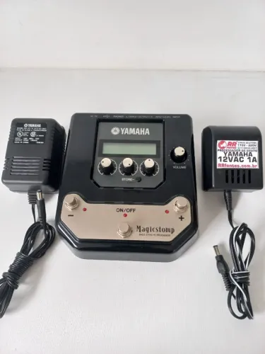 Yamaha Magicstomp para baixo e violão com fontes