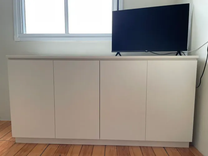 Armário branco de quatro portas