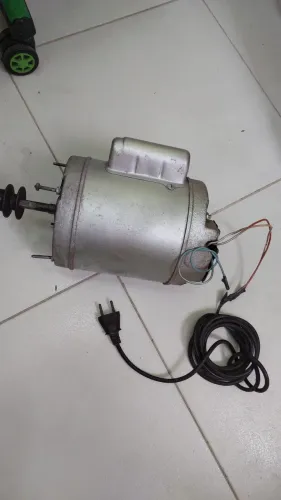 Motor de máquinas de lavar antigo grande 