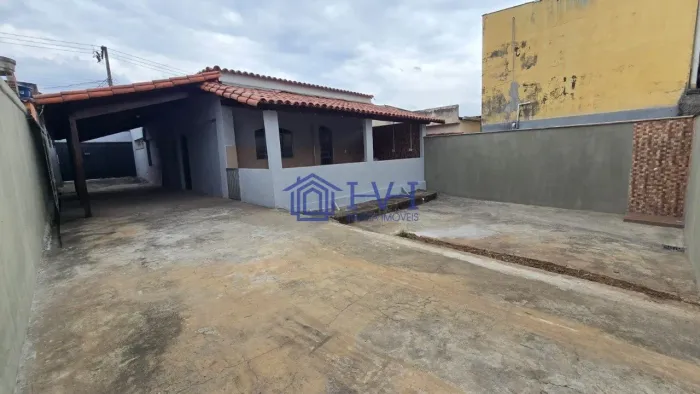Casa independente em lote de 250 M²