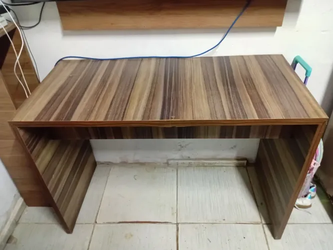 Vende se mesa para estudos 110m de largura e 76cm de altura,