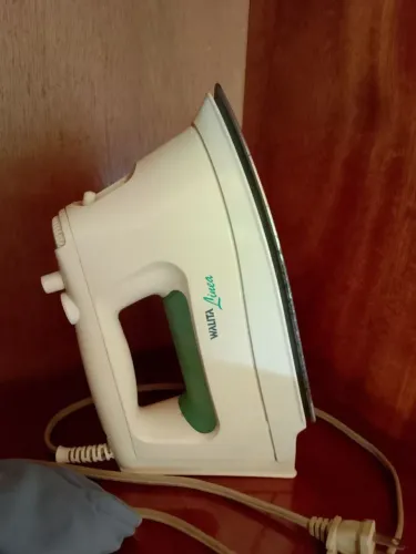 Ferro de passar roupa e tábua