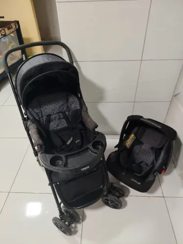 Carrinho de bebê e bebê conforto Cosco 