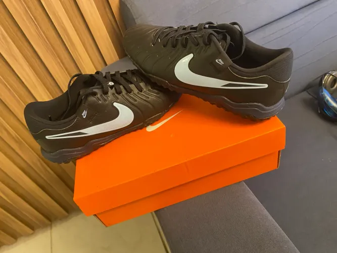 Chuteira Society Nike Tiempo,TAM:39,usada uma vez e nunca mais 