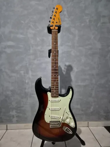 Guitarra Squier Stratocaster Classic Vibe 60s