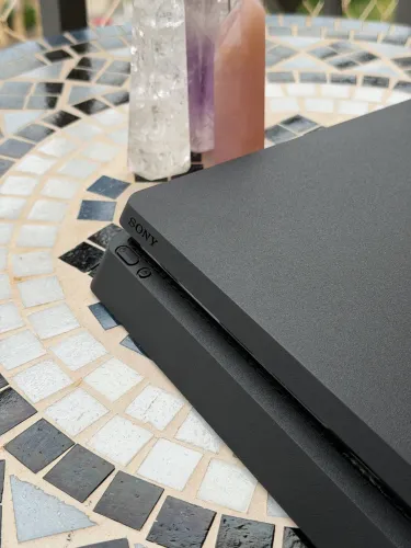 PlayStation 4 Slim 1TB DESBLOQUEADO + 2 Controles