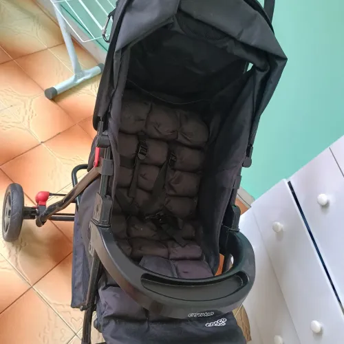 Carrinho de bebê semi-novo