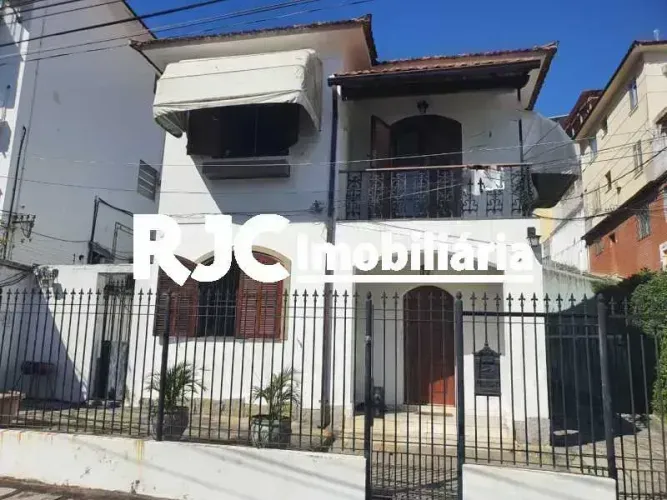 Casa de condomínio para venda tem 200 metros quadrados com 3 quartos