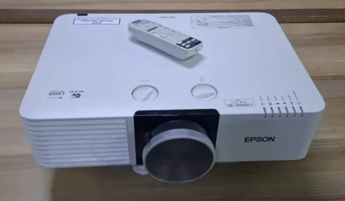 Projetor EPSON LASER EB-L570U HA98A  ideal para Escritório / Auditório