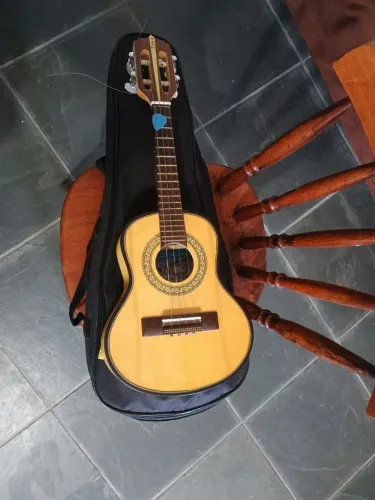 CAVAQUINHO MARKA TOKS, LUTHIER DE SÃO PAULO ELÉTRICO 