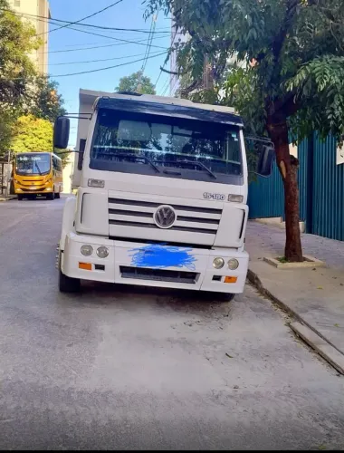 Caminhão trabalhando vendo com a vaga