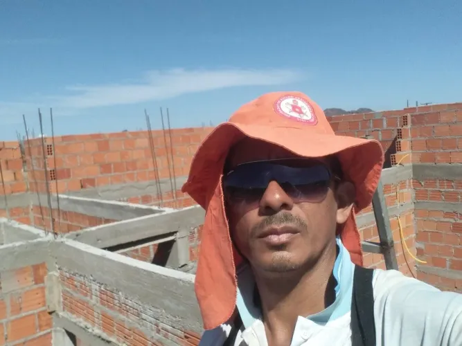 Encarregado de obra e pedreiro 