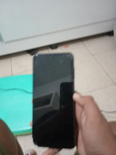 Telefone com a tela solta