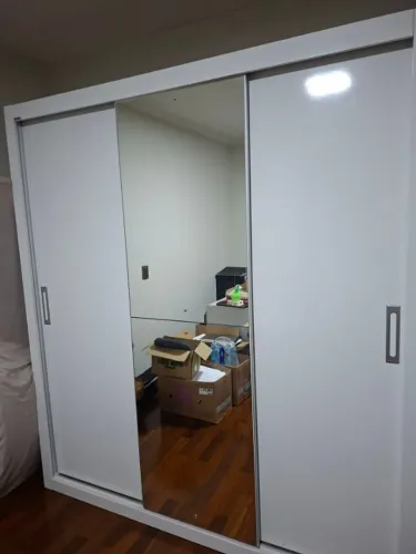 guarda roupa e comoda