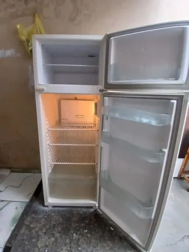 Vende se geladeira