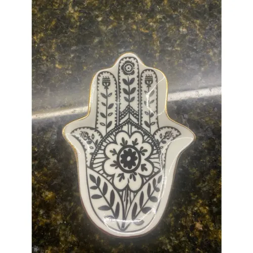 Prato de joia em forma de mão Hamsa.