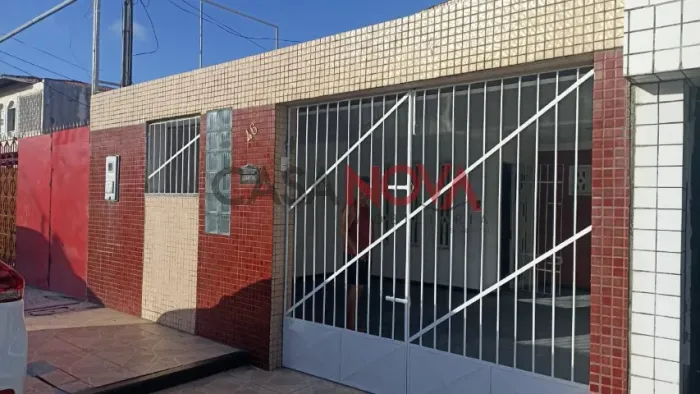 Casa em boa localização atrás do Detran, com 4/4, sendo 2 suítes
