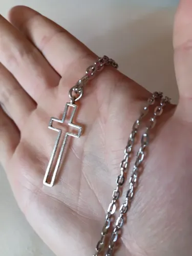 Crucifixo Estilo Minimalista Vazado. NOVO. Aço com banho de ródio. 60 cm por 4 mm.