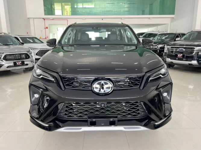 Toyota Hilux SW4 SRX Plat. 4X4 2.8 TB Die. Aut. 2025