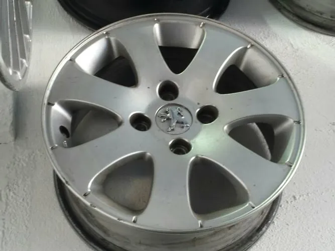 Roda aro 15 Peugeot 307 Prata Jogo 4X108 usada originais