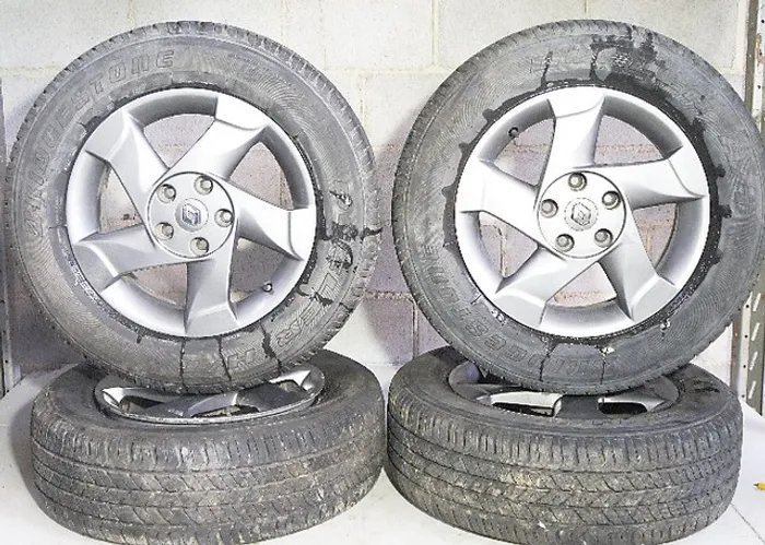 rodas com pneus zero renault  duster  aceitamos cartoes 