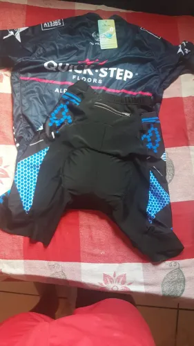 Camisa e calção de ciclismo