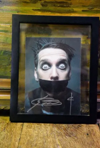 Quadro com Foto autografada pelo face tape boy 