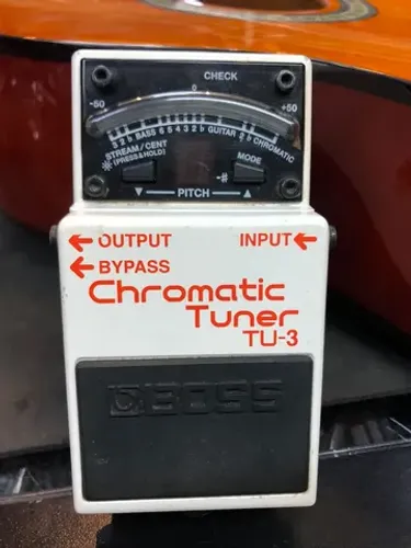 Pedais de efeito pedal de distorção Boss entre outros