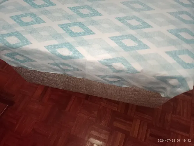 São duas camas uma de solteiro e uma de casal
