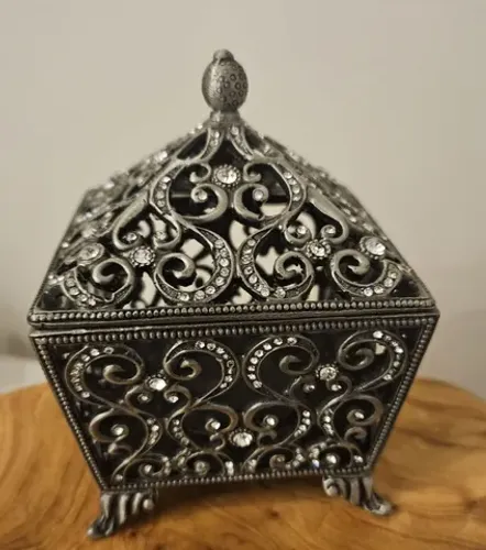 Porta joias em Zamac 8.5 X 8.5 e 11 cm de altura <br>Nunca usado <br>Na caixa