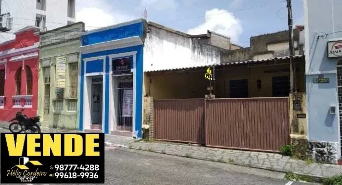 Casa no Centro com 04 quartos, sendo 01 suíte e quintal. (Oportunidade)