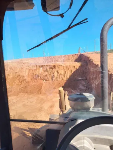 Terra limpa pra aterro, retroescavadeira 