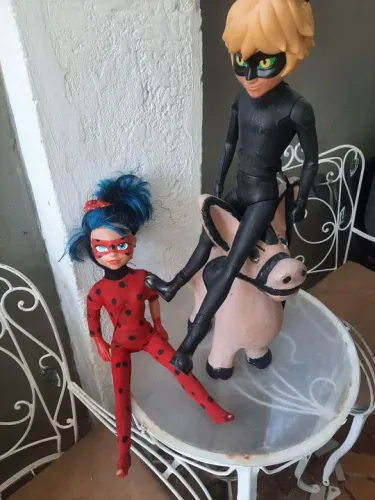 Bonecos ladybug e cat no ar