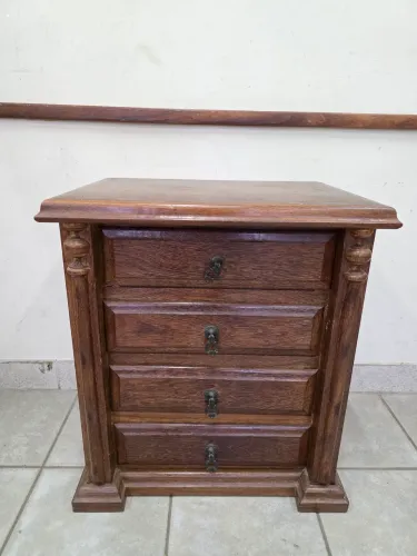 Criado mudo / Penteadeira de madeira maciça com 4 gavetas