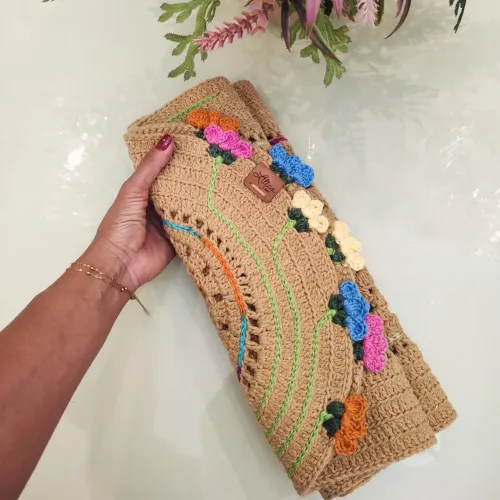 Trilho de mesa em crochê flor