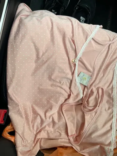Camisola de renda rosa com bolinhas