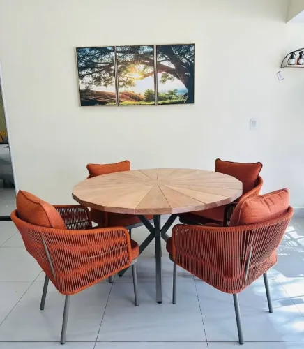 MESA DE MADEIRA FORMATO PIZZA COM 4 CADEIRAS DE CORDA NÁUTICA