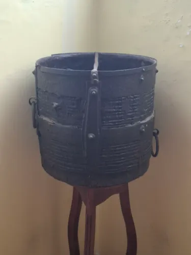 Vaso Decorativo Antigo de Ferro