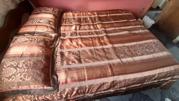 Edredom de casal semi novo importado mais duas fronhas.