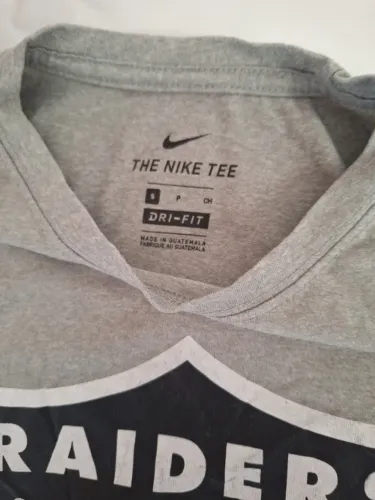 CAMISETA THE NIKE TEE - ESTAMPA RIDERS - CINZA - TAMANHO P -SEMINOVA EXCELENTE
